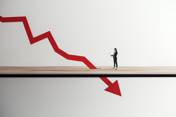 掉落的红色箭头打破了浅色背景下的女商人木板。危机和衰退的概念。图片下载