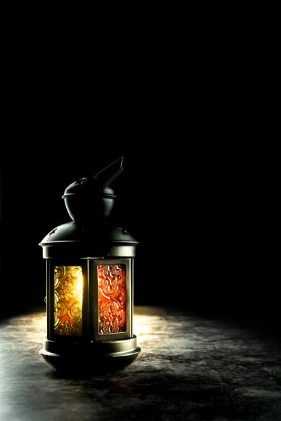 概念开斋节，美丽的阿拉伯灯，黑色背景，复制空间。图片下载