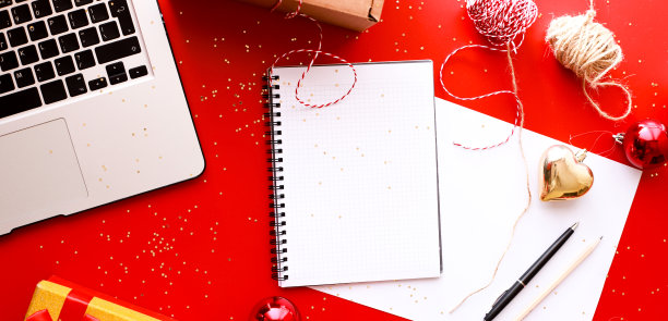 为圣诞节做准备。在线购物。圣诞节平铺在红色的背景上图片下载