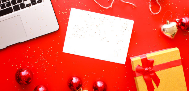 横幅圣诞卡片模型。在线购买礼品。圣诞节在红色的背景图片下载