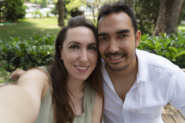 年轻情侣摆姿势自拍图片下载