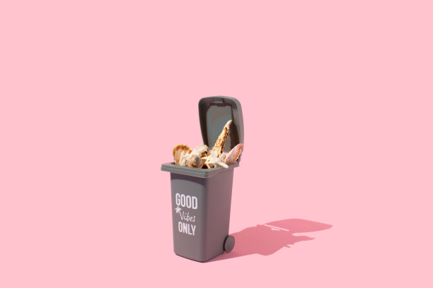 在淡粉色背景上装满贝壳的垃圾桶。最小的夏季海洋生物自然概念。可持续发展的环境理念。图片下载