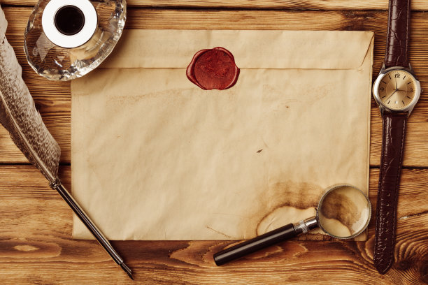 旧纸在棕色的木头背景与羽毛图片下载