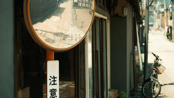 在旅游区的复古街道拐角处的短弯镜。图片下载