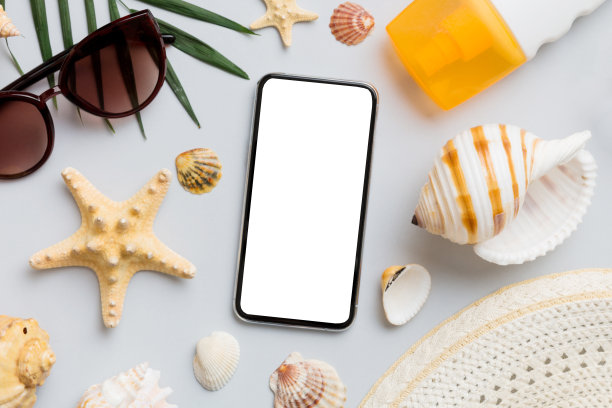 在彩色背景上，手机和沙滩配件的平面构图。智能手机与空白屏幕模拟与复制空间图片下载