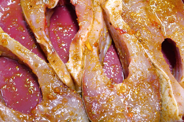 用香草腌制的牛排(厨房特写)图片下载