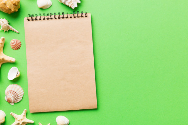 空白书写书与夏季海滩配件的背景，复制空间。平铺与拷贝空间图片下载