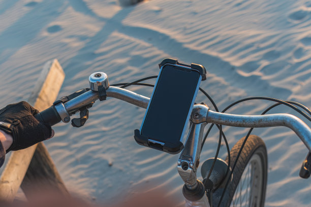 手机被固定在自行车的车把上图片下载