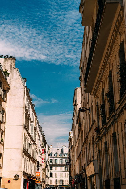 在一个阳光明媚的夜晚，法国巴黎，从低角度看阿姆萨里街的公寓图片下载