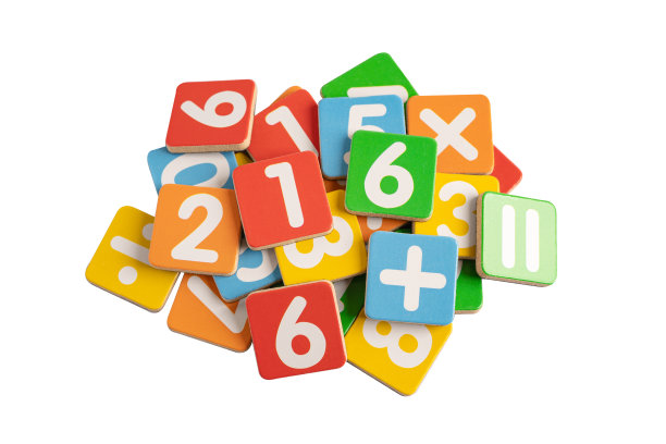 数学数字白底彩色与剪贴路径，教育学习数学学习的教学理念。图片下载