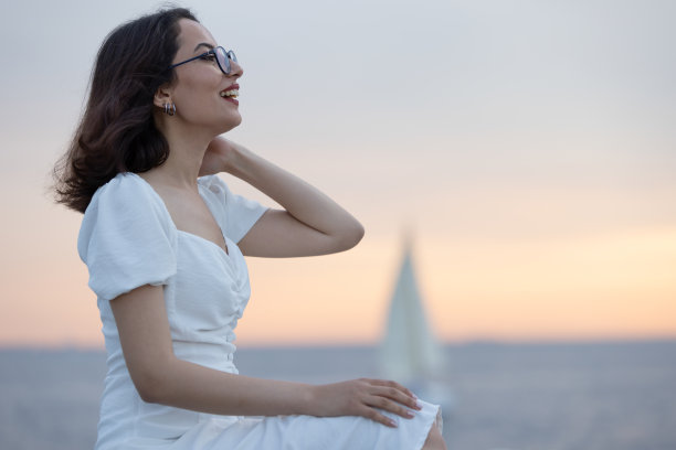 深色头发女子的肖像图片下载