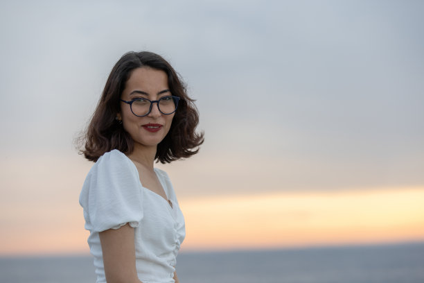 深色头发女子的肖像图片下载