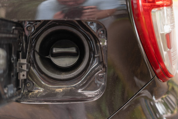 黑色轿车的油箱盖。在加油站给汽车加油。图片下载