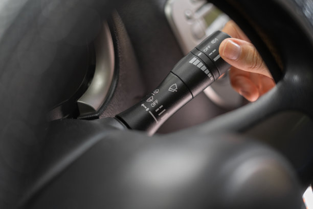 女人手用转向灯开关，特写。转动车灯图片下载