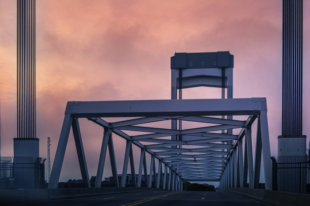 一座旧金属桥的抽象几何形状图片下载