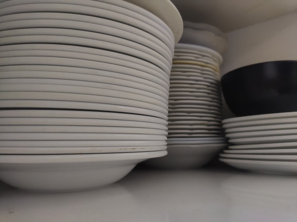 一堆干净的白盘子图片下载