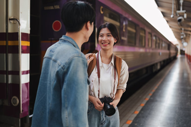 一对亚洲夫妇在火车站度过了幸福的时刻。旅游和旅游在夏天图片下载