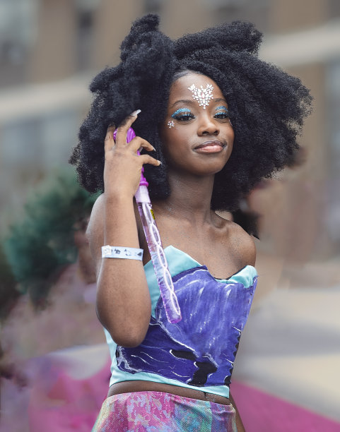 一个年轻的非裔美国女孩在美人鱼游行图片下载