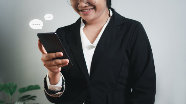 女商人手用智能手机打字，实时聊天，聊天，应用程序通信数字网络和社交网络的概念。社交媒体应用聊天框。图片下载