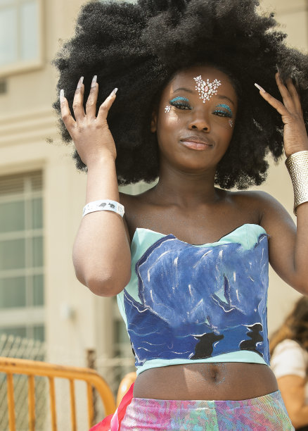 美人鱼游行中的年轻非裔美国女孩图片下载