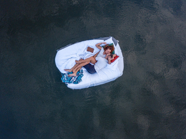 从无人机上看到一对夫妇在湖上一起放松图片下载