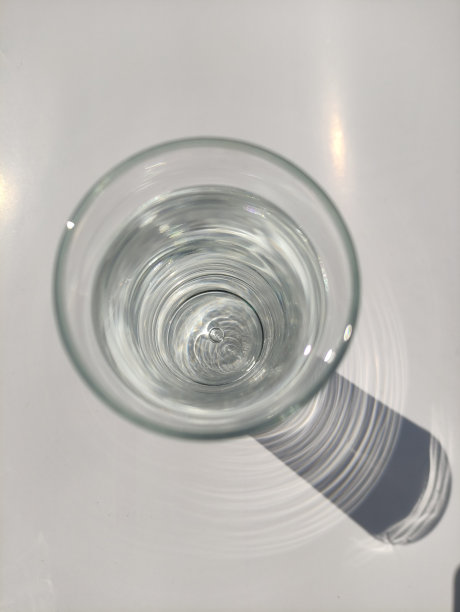 白色背景上装满矿泉水的玻璃杯图片下载