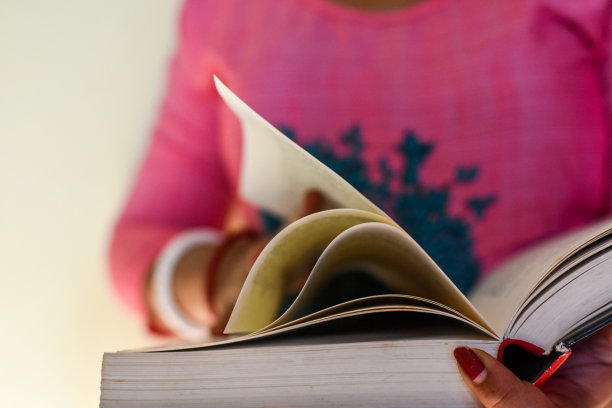 不认识的人在看书。选择性对焦，书特写。图片下载