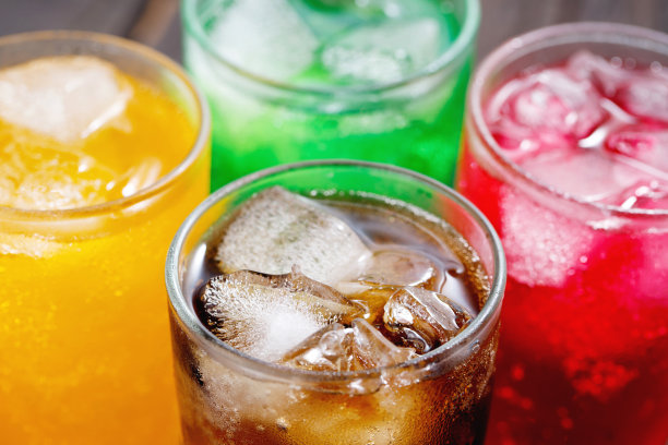 软饮料和混合了高糖苏打水的果汁对身体健康有负面影响图片下载