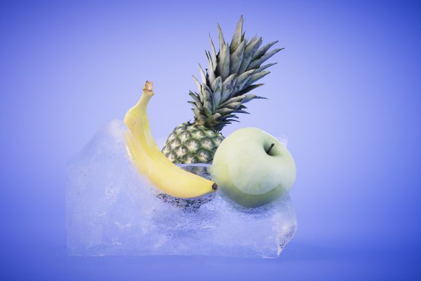 冻在冰块里的水果。三维渲染图片下载