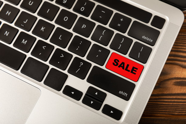 笔记本电脑键盘按钮上写着“销售”字样。购物销售理念。图片下载