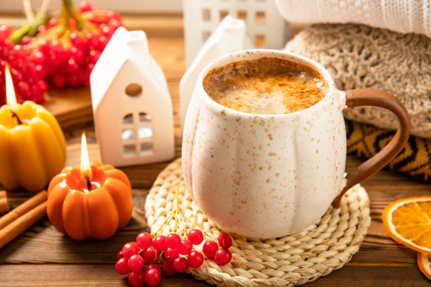 秋天。秋天的构图，一杯热咖啡和一件温暖的毛衣放在木质质感的桌子上。应季，早晨热咖啡。放松和静物概念。舒适的室内图片下载