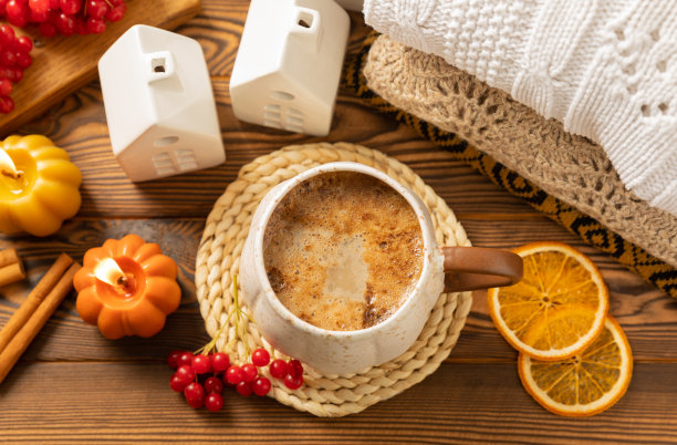 秋天。秋天的构图，一杯热咖啡和一件温暖的毛衣放在木质质感的桌子上。应季，早晨热咖啡。放松和静物概念。舒适的室内图片下载