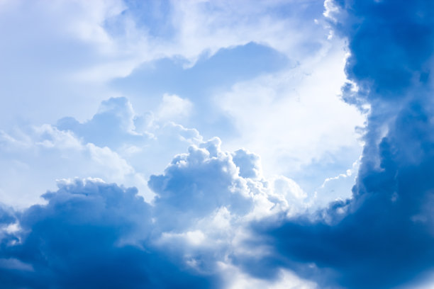 蔚蓝的天空自然会在暴风雨来临之际来临。图片下载
