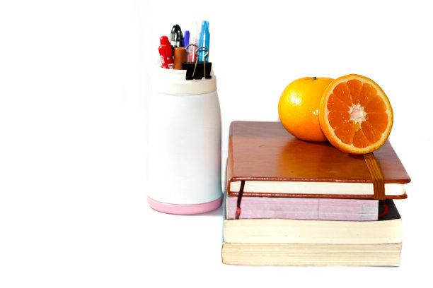 白底书和笔的概念教育。图片下载