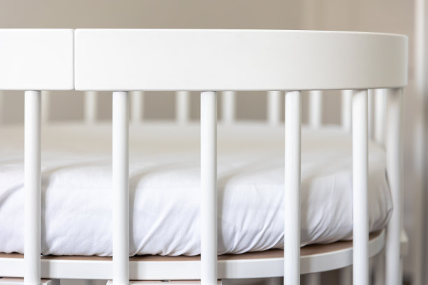 白色婴儿床关闭，等待一个婴儿。图片下载