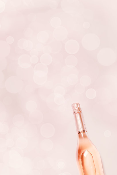 顶视图起泡玫瑰酒，瓶香槟与散景粉红色的背景，节日酒精饮料，婚礼，浪漫派对饮料的概念，粉彩单色卡，情人节图片下载