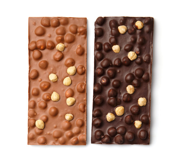 在白色背景上孤立的巧克力棒。图片下载