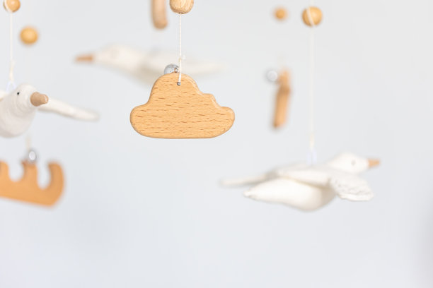 孩子们在婴儿床上方手工制作玩具。图片下载