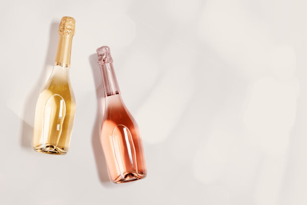 俯视图起泡酒，瓶玫瑰和白色香槟与散景米色，复制空间。喜庆酒饮，婚宴酒饮概念，米色粉彩背景，简约风格图片下载