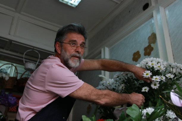 大胡子男子在插花图片下载