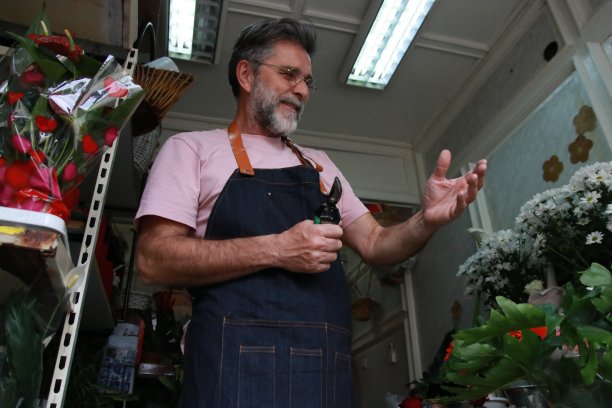 大胡子男子在插花图片下载