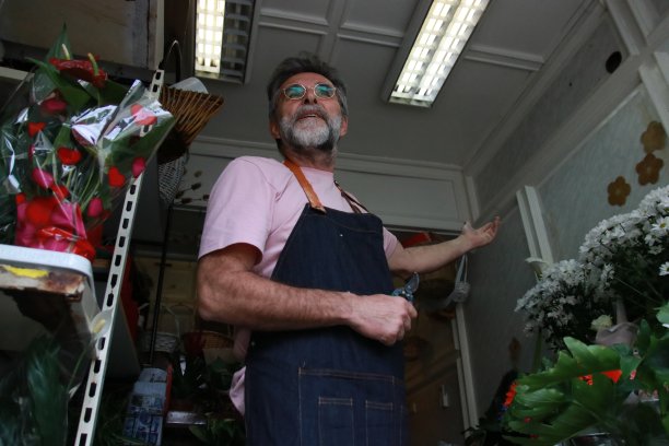 大胡子男子在插花图片下载