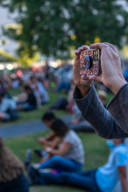 参加户外表演的女人。图片下载