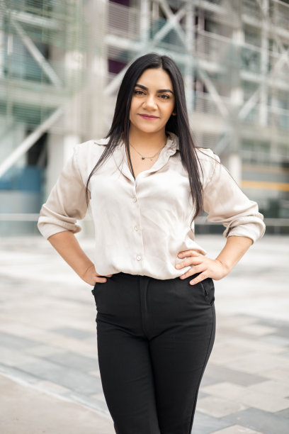 黑色直发的女人，有着现代生活方式和美丽的企业家，穿着商务装的模特图片下载