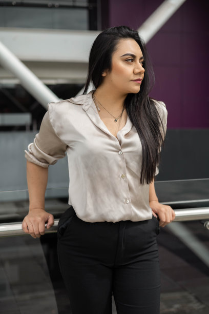 细节上一个穿着正装的年轻人就像一个行政人员，拉丁女人在城市里图片下载