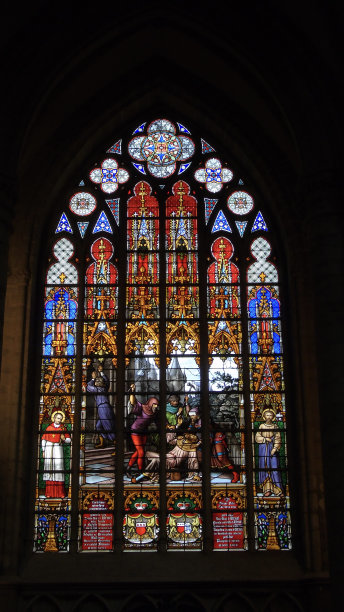《奇迹圣事传说》的第三个场景是由jean-baptiste capronnier设计的一系列彩色玻璃窗，装饰着比利时布鲁塞尔的圣迈克尔和圣古杜拉大教堂。图片下载