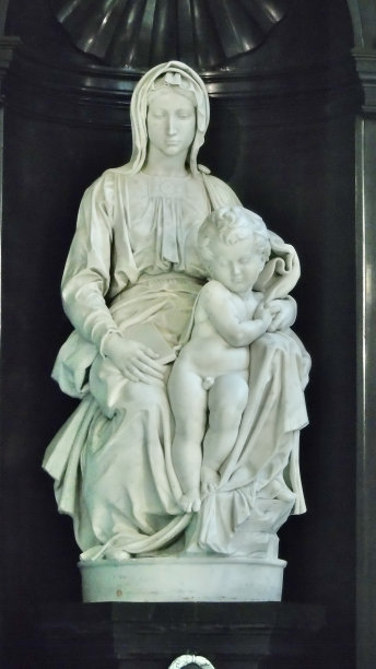 “布鲁日圣母”是由米开朗基罗大师创作的圣母和圣婴的真人大小的大理石雕塑，位于布鲁日圣母教堂内。图片下载