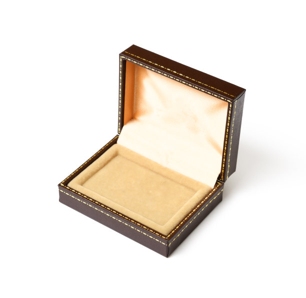 孤立的镜头打开皮革珠宝礼盒上的白色背景图片下载