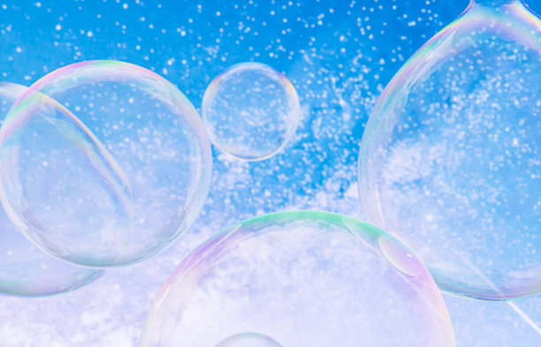 抽象的3d艺术与全息肥皂泡漂浮在天空的背景。液体。液体气泡。图片下载