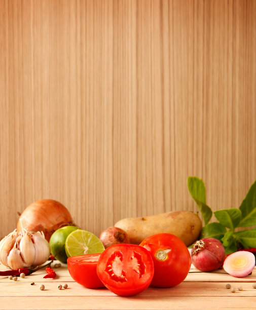 新鲜的烹饪食材放在木制的背景上。图片下载